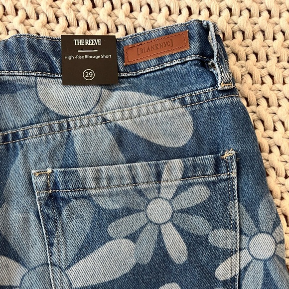 NWT Blank NYC Fresh as a Daisy Floral Pattern The Reeve High-Rise Ribcage Shorts - Picture 9 of 13